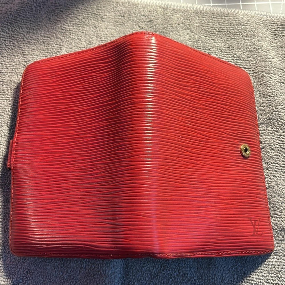 Louis Vuitton Authentic Epi Castillan Red Ring Agenda Cover. - Picture 5 of 8